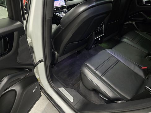 Used 2021 Porsche Cayenne Coupe image 30