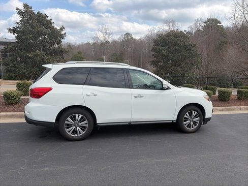Used 2017 Nissan Pathfinder SV image 3
