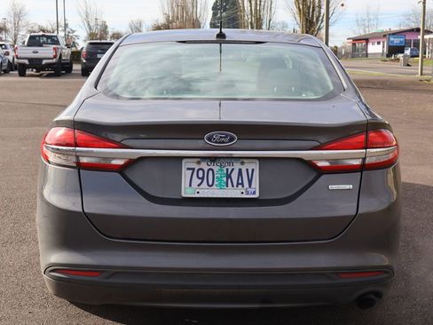 Used 2017 Ford Fusion SE FWD image 5