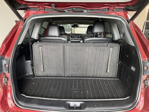 Used 2018 Toyota Highlander SE image 29
