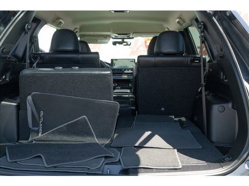 Used 2025 Mitsubishi Outlander AWD image 42