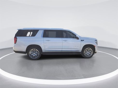 Used 2024 GMC Yukon XL SLT w/ SLT Luxury Package image 9