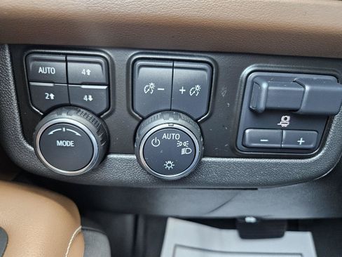 Used 2023 Chevrolet Suburban High Country w/ Advanced Technology Package AWD/4WD image 32