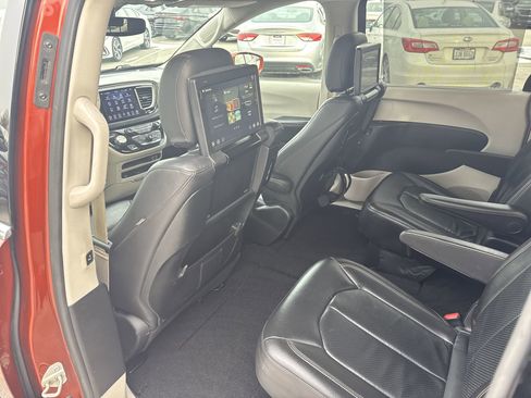 Used 2018 Chrysler Pacifica Touring-L Plus image 22