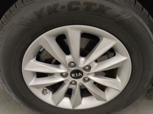 Used 2020 Kia Sorento LX image 31