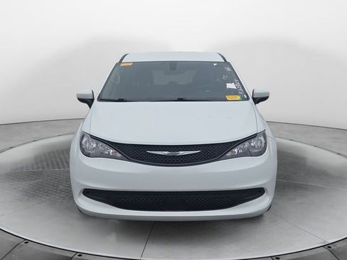 Used 2022 Chrysler Voyager LX image 8