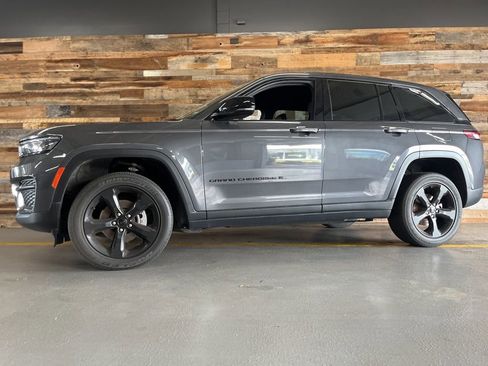 Used 2022 Jeep Grand Cherokee Altitude image 13