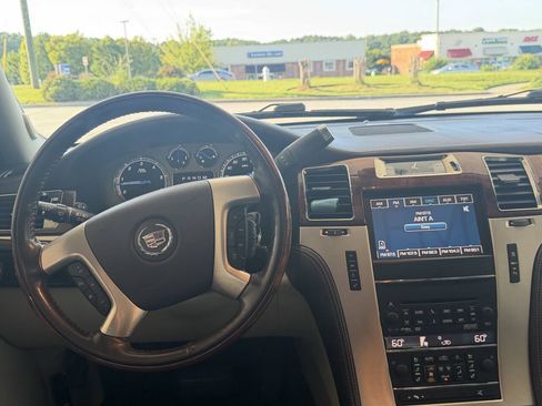 Used 2011 Cadillac Escalade Platinum AWD/4WD image 13