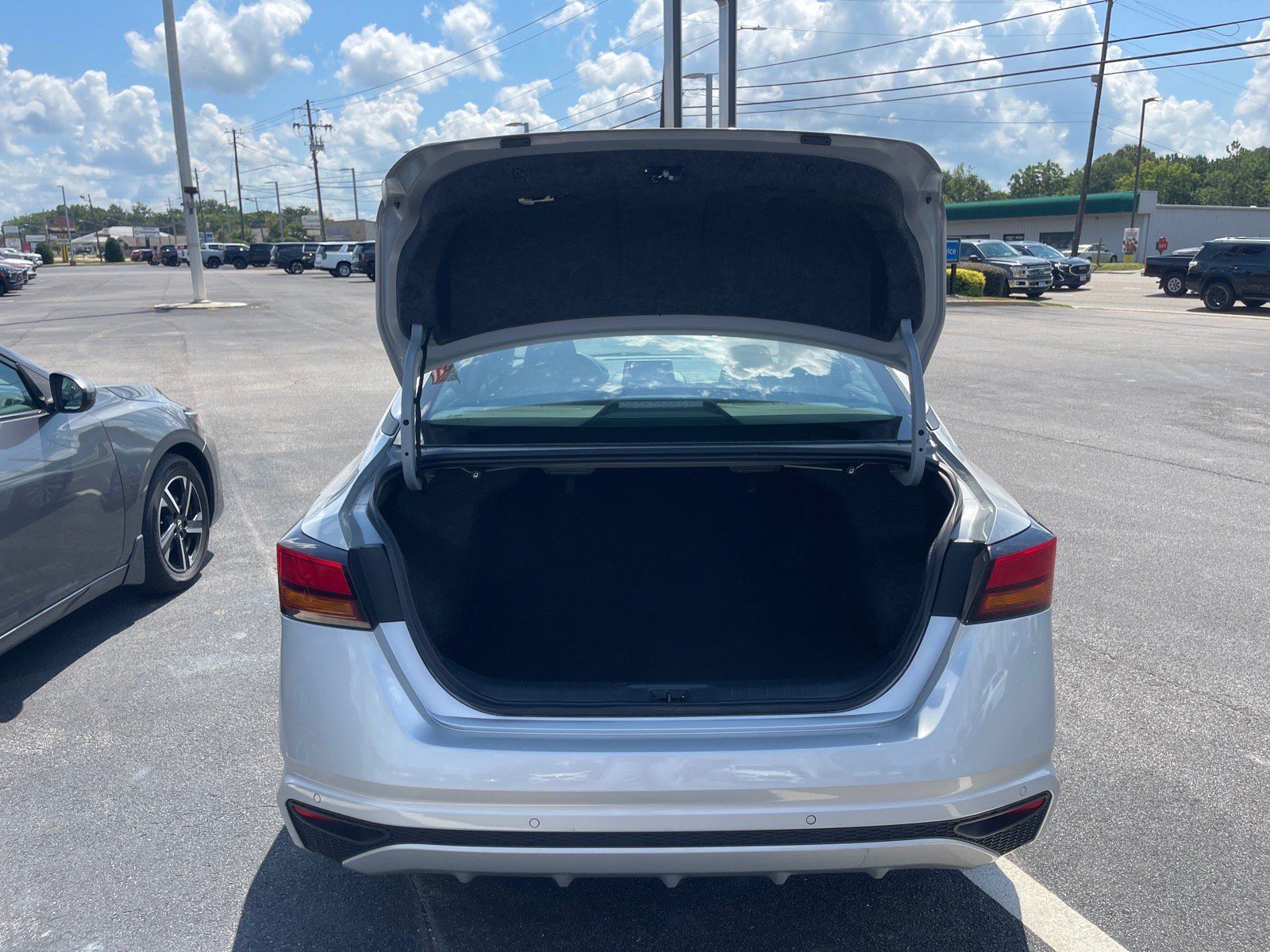 Used 2025 Nissan Altima 2.5 SV FWD image 14