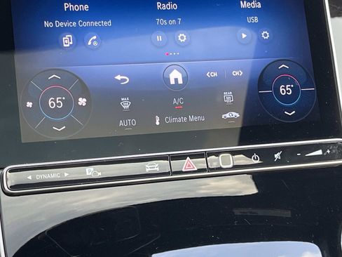 Used 2025 Mercedes-Benz GLC 300 4MATIC image 28