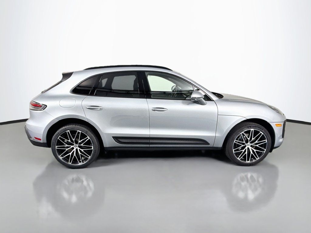 Certified 2026 Porsche Macan AWD/4WD image 8