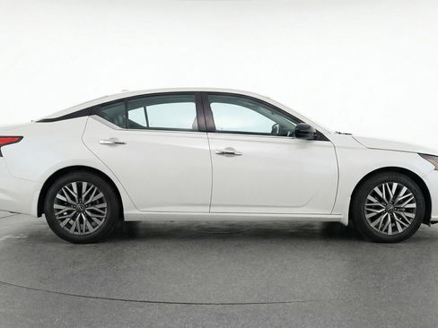 Used 2025 Nissan Altima 2.5 SV FWD image 11