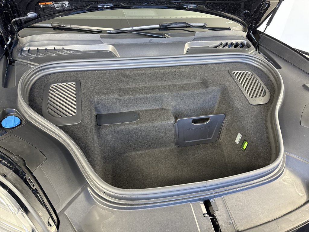 Certified 2025 Porsche Macan Turbo Electric AWD/4WD image 21