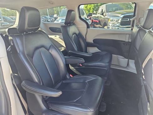 Certified 2023 Chrysler Pacifica Touring-L FWD image 15
