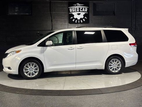 Used 2013 Toyota Sienna XLE image 2