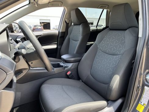 Used 2025 Toyota RAV4 XLE FWD image 23