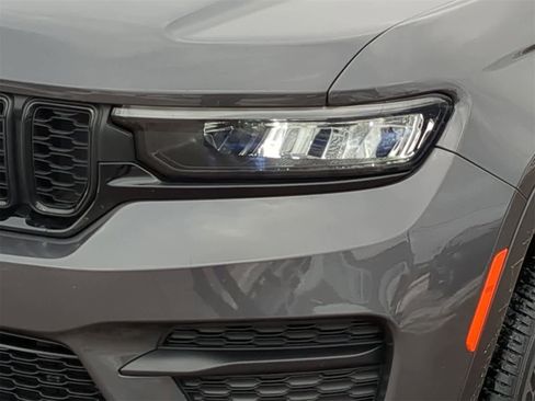 Certified 2024 Jeep Grand Cherokee Altitude image 18