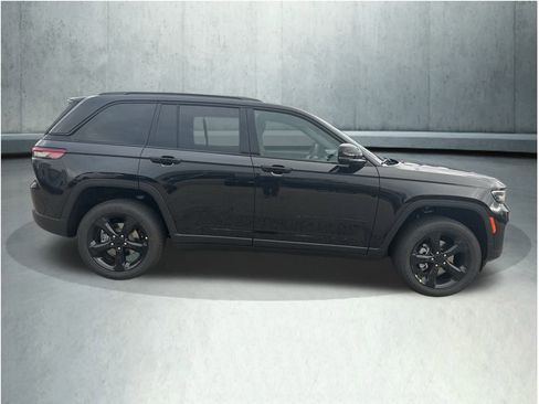 New 2025 Jeep Grand Cherokee Altitude image 6