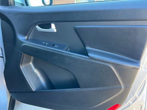 Used 2011 Kia Sportage EX w/ Premium Pkg w/Leather Seats image 19