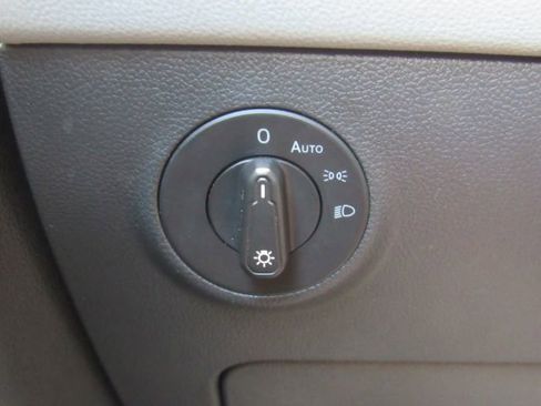 Used 2023 Volkswagen Taos SE image 32