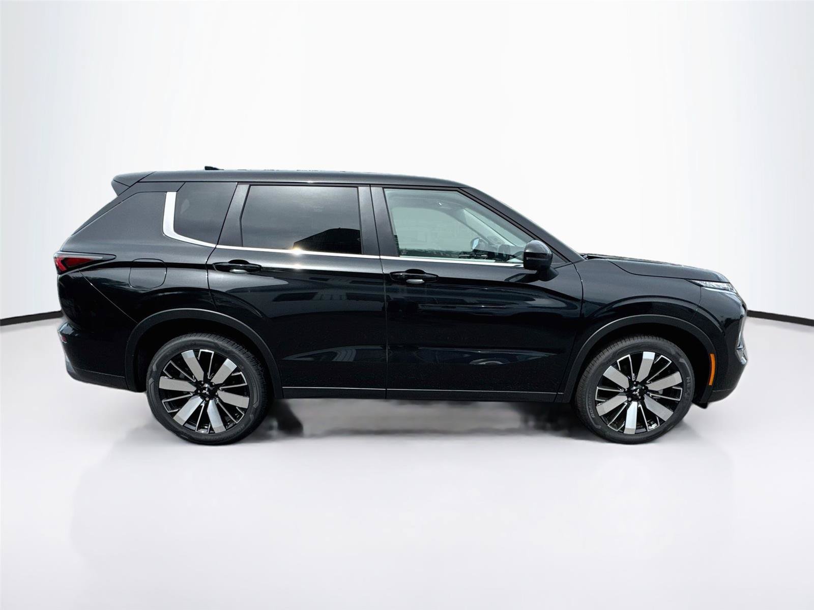 New 2026 Mitsubishi Outlander SE FWD image 6