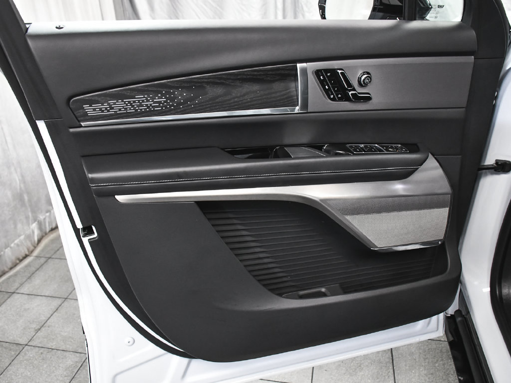 Used 2026 Cadillac Vistiq Platinum w/ LPO, Floor Liner Package AWD/4WD image 9