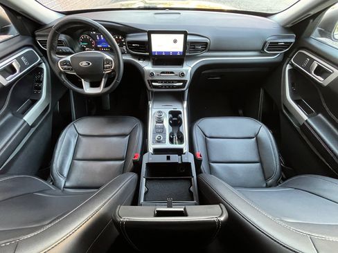 Used 2022 Ford Explorer XLT image 32
