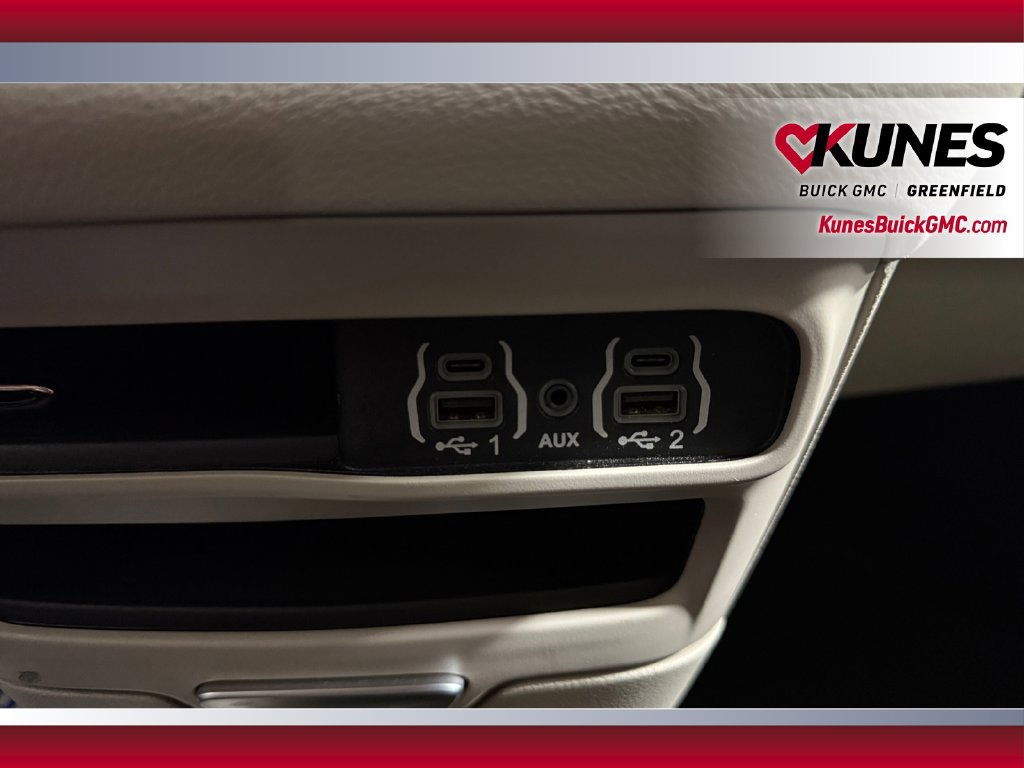 Used 2023 Chrysler Pacifica Touring-L FWD image 32