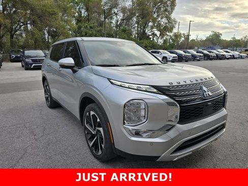 Used 2023 Mitsubishi Outlander SE image 1