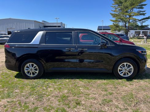 Used 2024 Kia Carnival LX image 6
