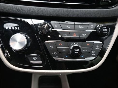 Used 2024 Chrysler Pacifica Touring-L image 16