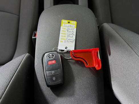 Used 2025 Toyota Corolla Cross LE image 31