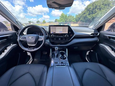 Used 2023 Toyota Highlander Limited FWD image 3