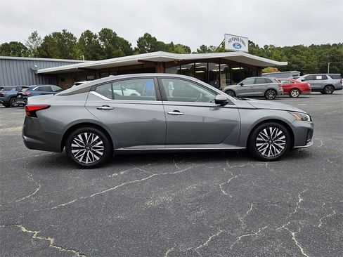 Used 2023 Nissan Altima 2.5 SV image 14