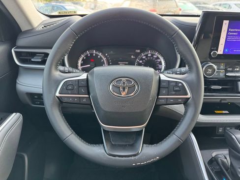 Used 2023 Toyota Highlander XLE FWD image 8