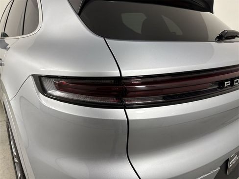 Certified 2025 Porsche Cayenne image 18