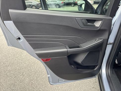 Used 2022 Ford Escape SE w/ SE Sport Appearance Package image 25