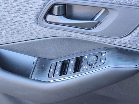 Used 2023 Nissan Rogue S image 31