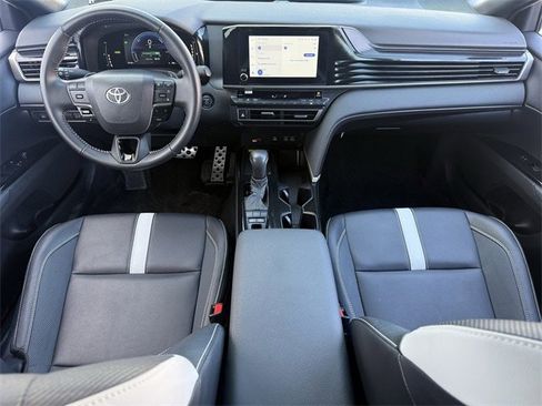 Used 2025 Toyota Camry SE image 11