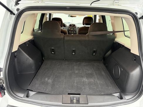 Used 2017 Jeep Patriot Latitude w/ Sun/Sound Group AWD/4WD image 10