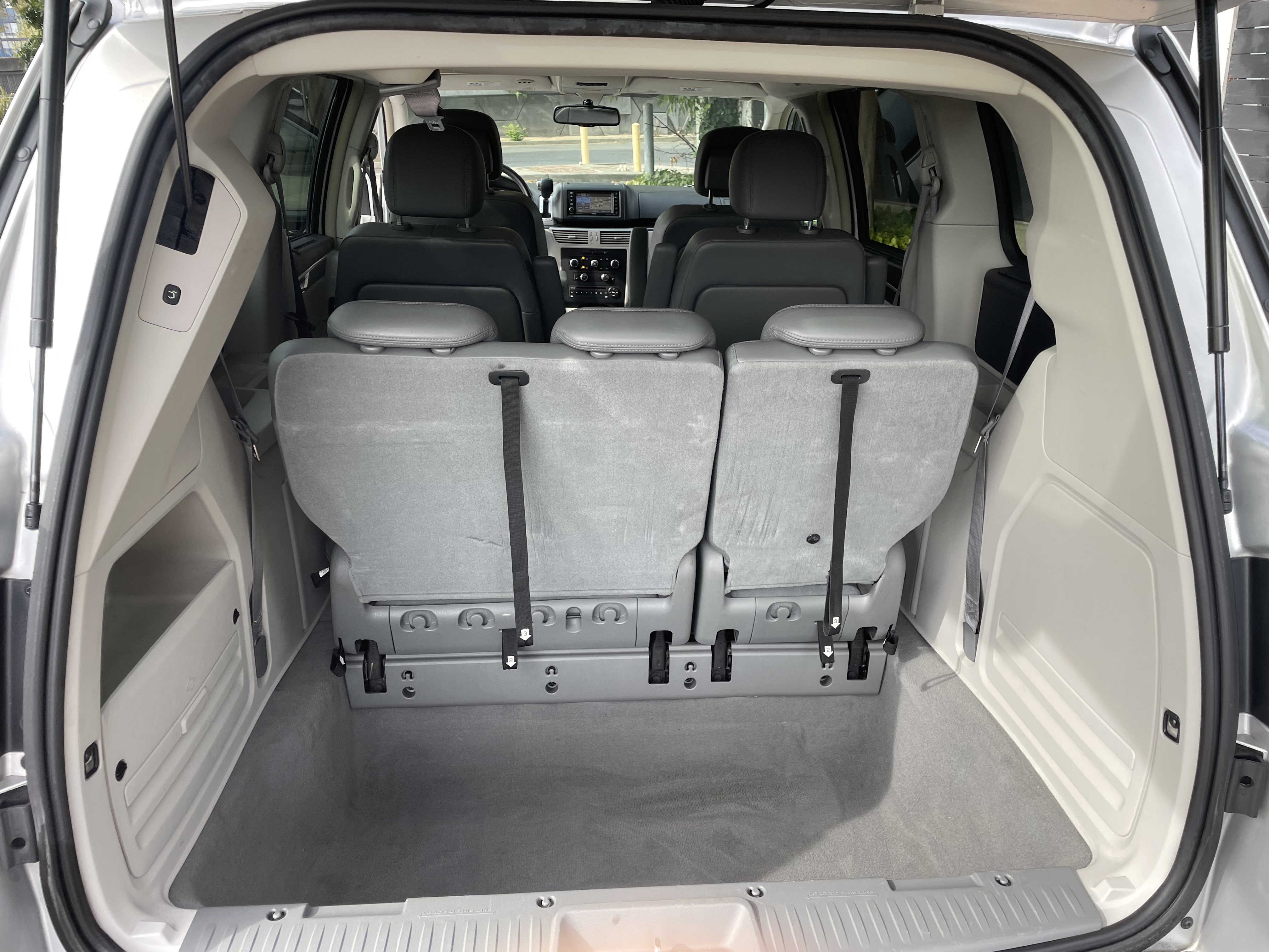 Used 2010 Volkswagen Routan SE FWD image 15