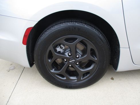 Used 2024 Chrysler Pacifica Limited FWD image 14