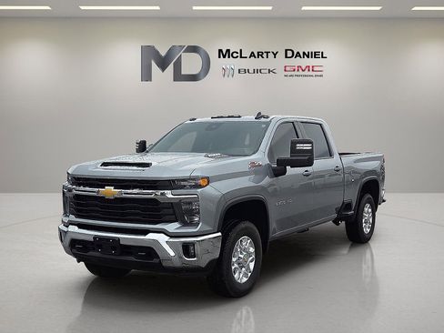 Used 2024 Chevrolet Silverado 2500 LT image 2
