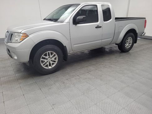 Used 2020 Nissan Frontier SV image 2