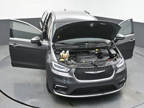 Used 2023 Chrysler Pacifica Touring-L image 41
