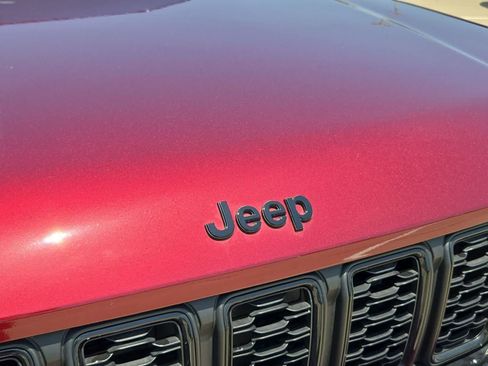 Used 2025 Jeep Grand Cherokee Altitude RWD image 10