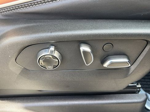 Used 2023 GMC Yukon Denali Ultimate image 32