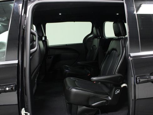 Used 2025 Chrysler Pacifica Select image 13