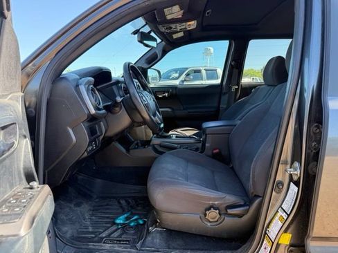 Used 2016 Toyota Tacoma TRD Off-Road AWD/4WD image 11