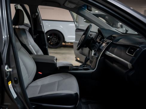 Used 2017 Toyota Camry SE image 28